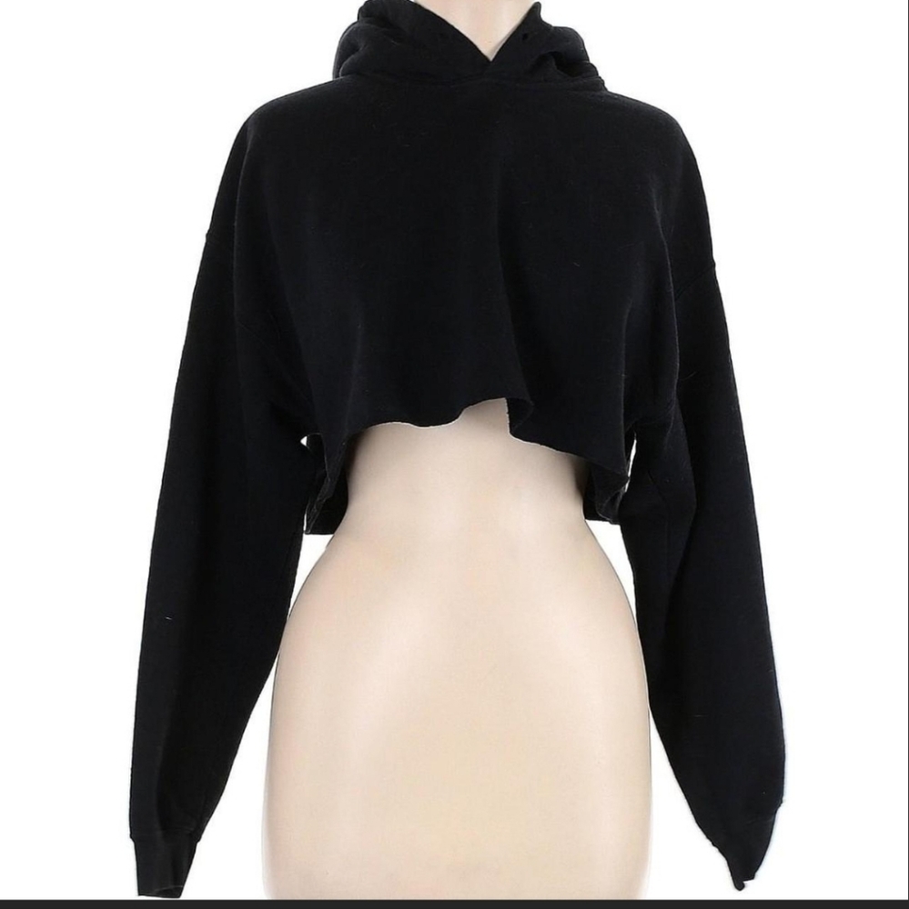 PrettyLittleThing Black Cropped Sweatshirt